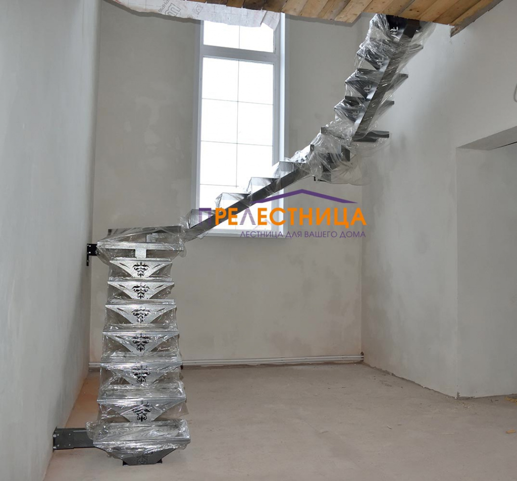 Установленный каркас лестницы